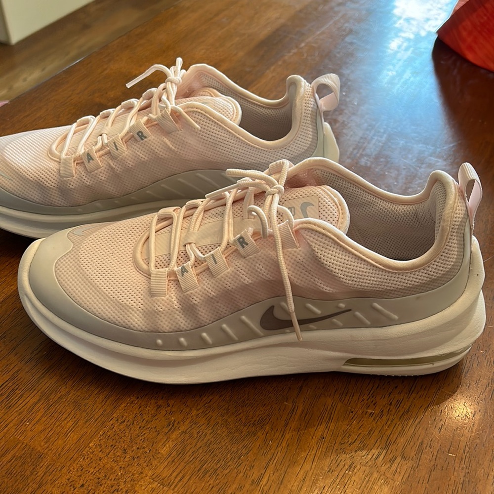 Nike women’s Air Max Axis